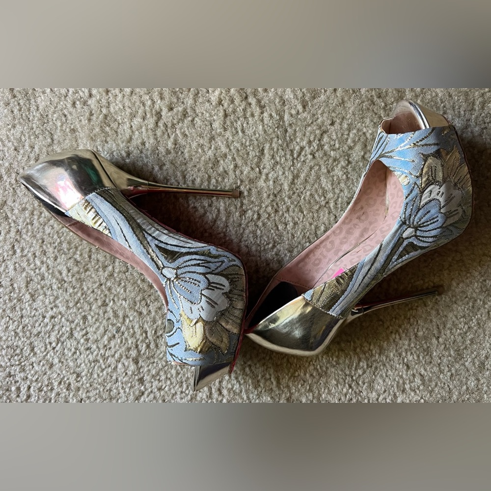 Betsey Johnson Trainnn metal mult heels.